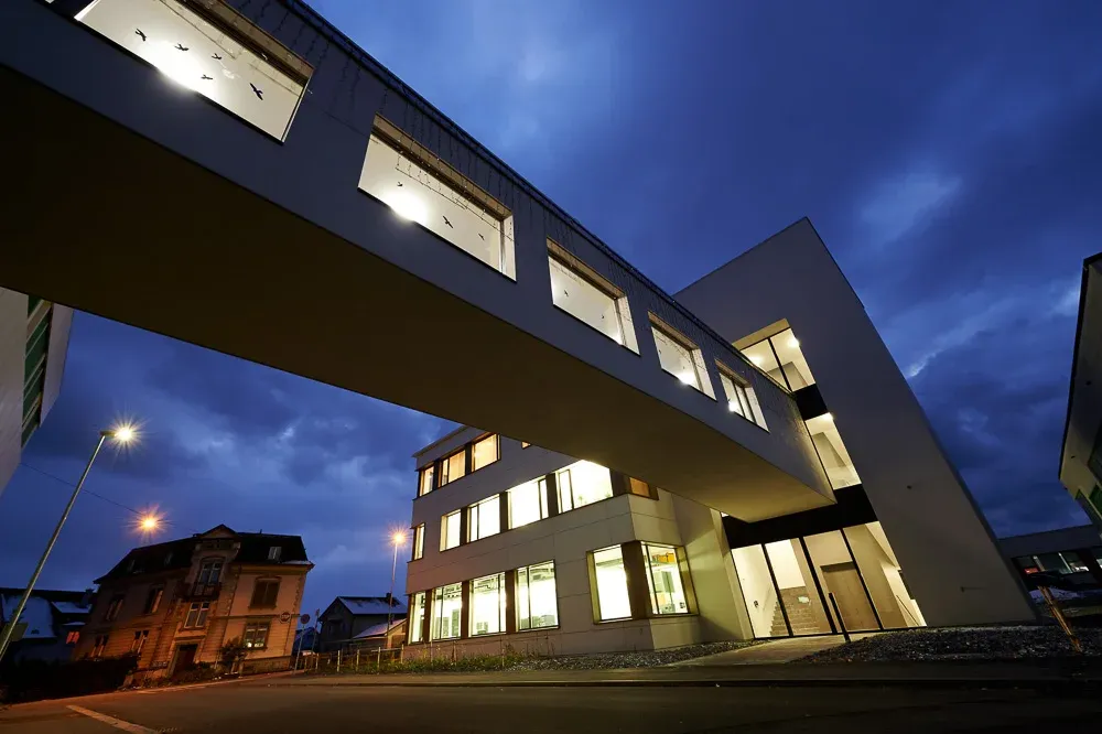 Verbindungsbau und Fassade des Laborgebäudes