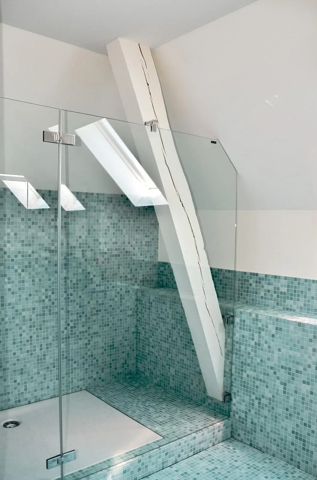 Dusche mit Glasmosaik und integriertem historischem Holzbalken
