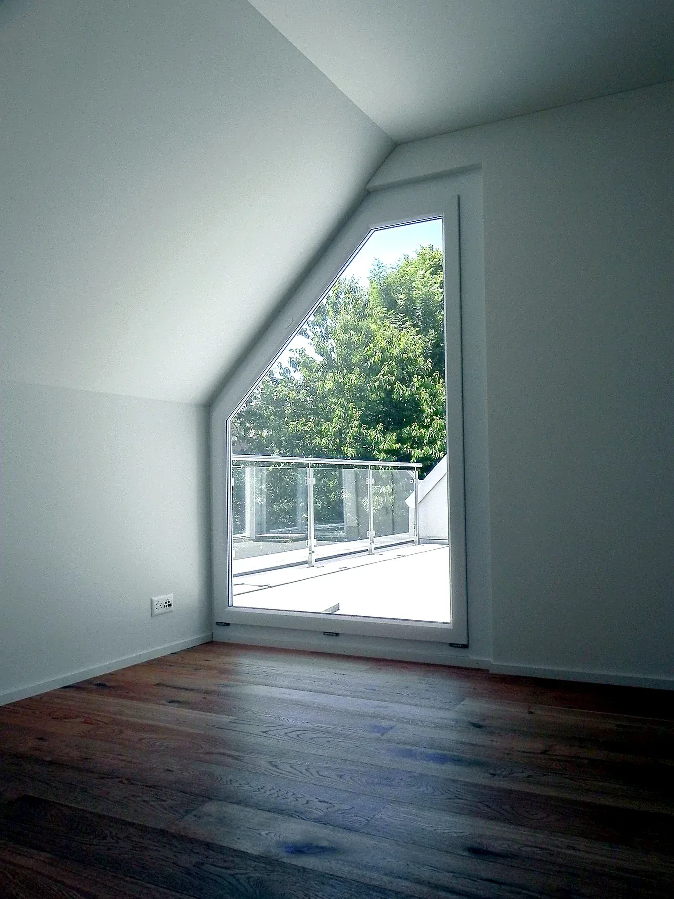 Dachraum mit Holzboden und grosszügiger Öffnung