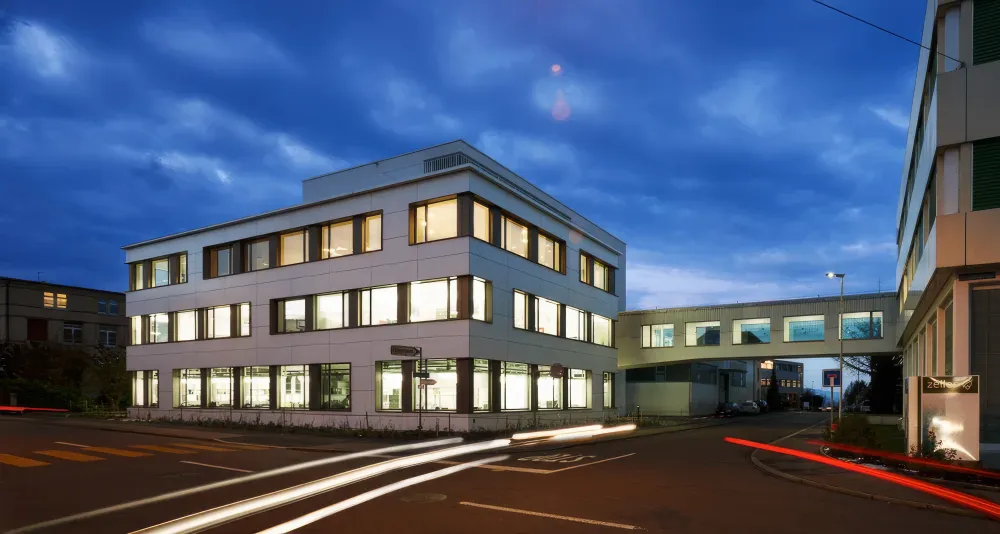 Laborgebäude in Romanshorn bei Dämmerung