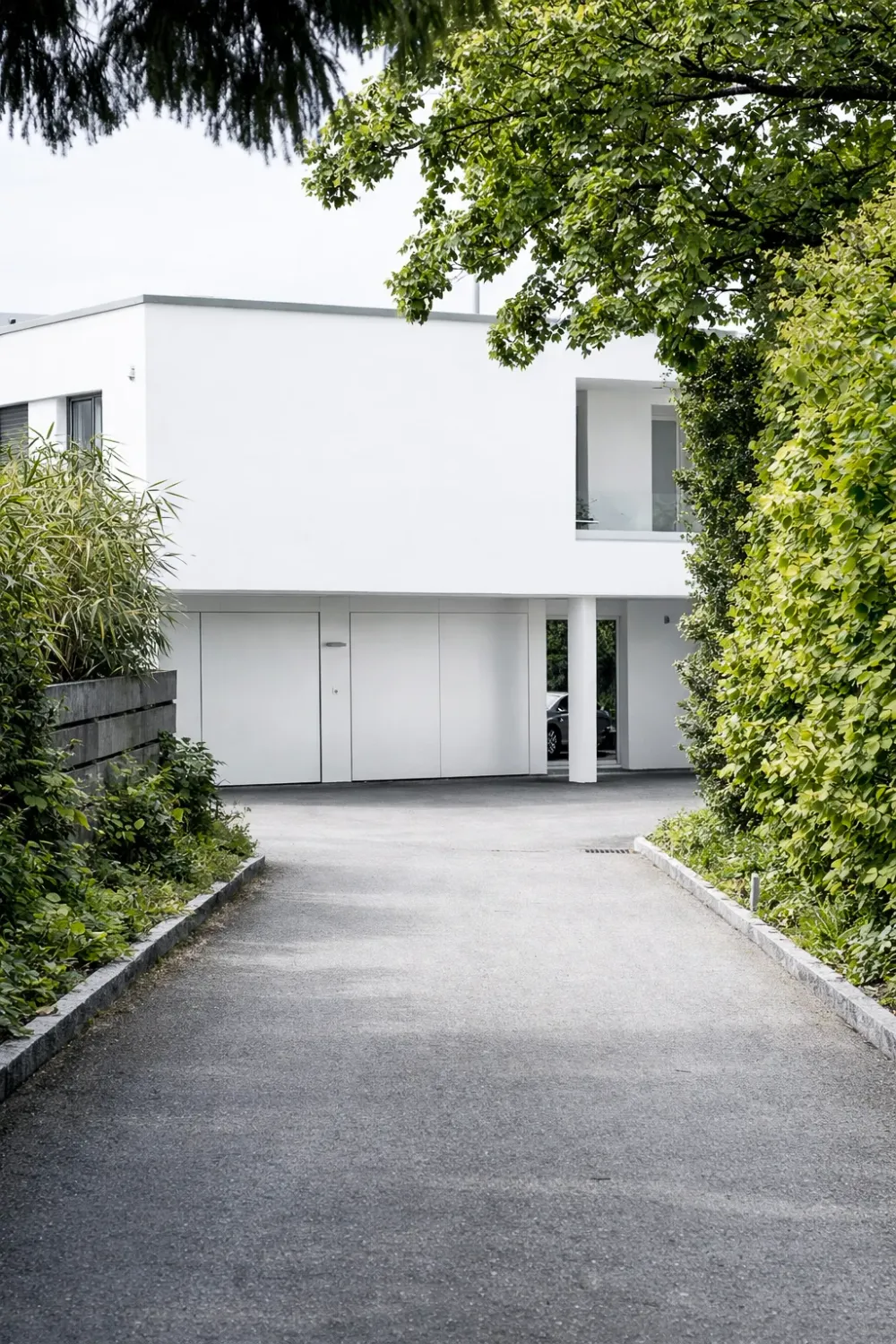 Zufahrt zum erneuerten Wohnhaus in Gockhausen
