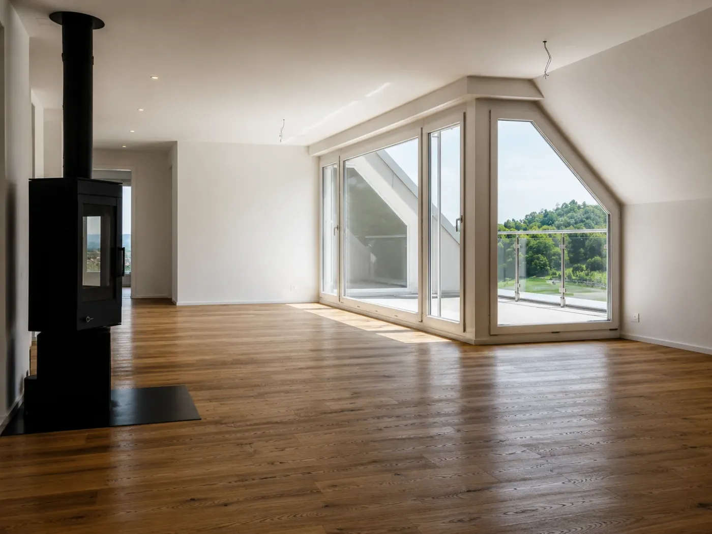 Wohnraum mit Zugang zur Dachterrasse und Landschaftsblick